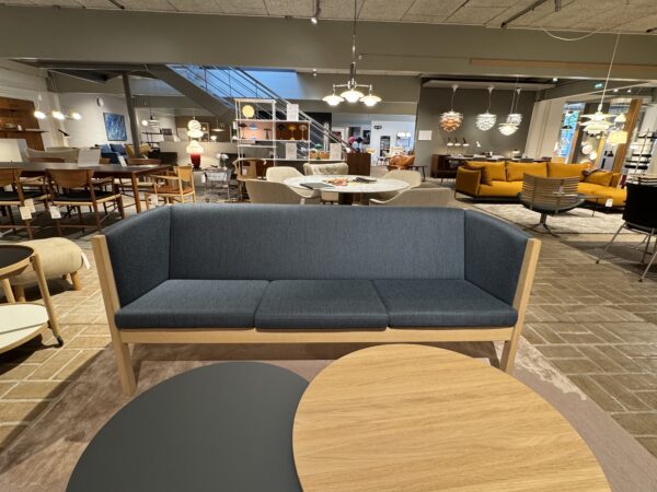 3. Pers. Sofa – Hans J. Wegner - Model GE285 (udstillingsmodel)
